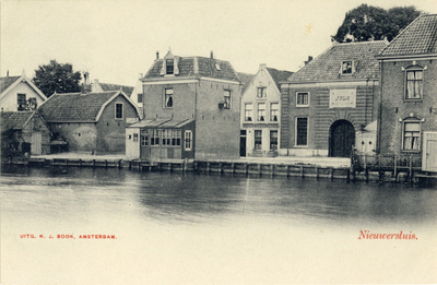 13790 Gezicht over de Vecht op de bebouwing aan de Rijksstraatweg te Nieuwersluis (gemeente Loenen aan de Vecht); met ...